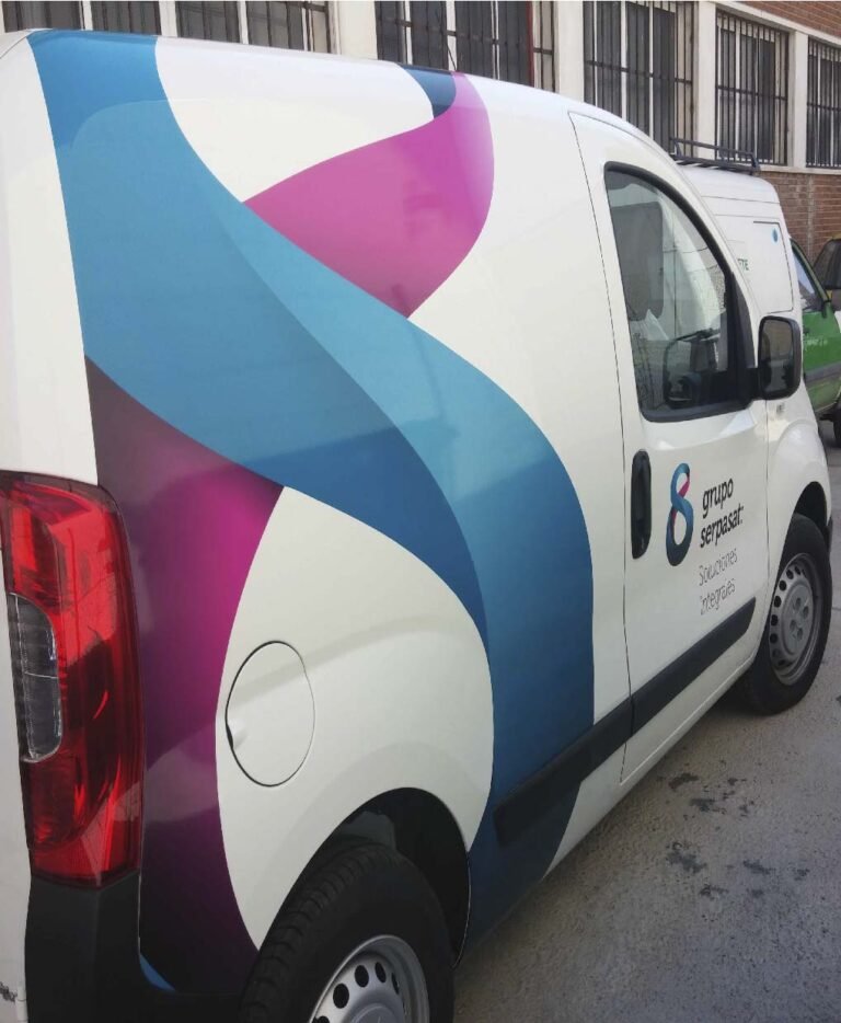 Furgoneta rotulada con vinilo impreso de Grupo Serpeset