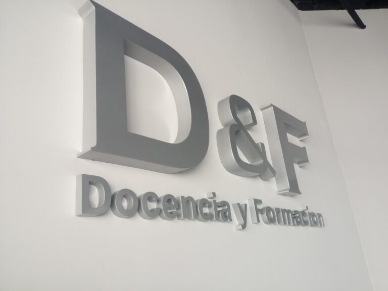 Letras corpóreas de D&F Docencia y Formación en pared de oficina