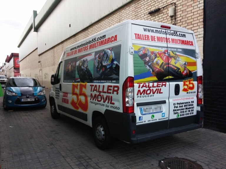 Furgoneta taller móvil rotulada con vinilo impreso para Motos Lola 55