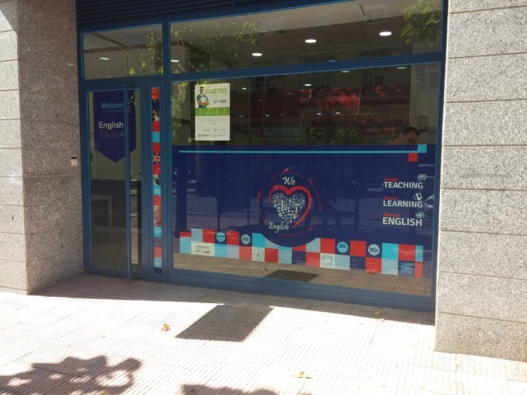 Escaparate de academia de inglés decorado con vinilos impresos