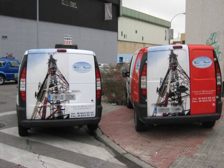 Rotulación de las puertas traseras de dos furgonetas con vinilo impreso