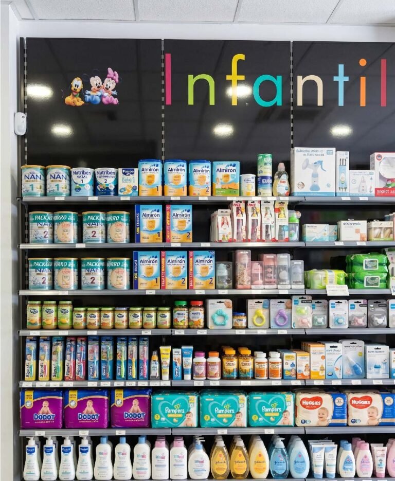 Rótulo de la sección infantil con letras de colores en una farmacia
